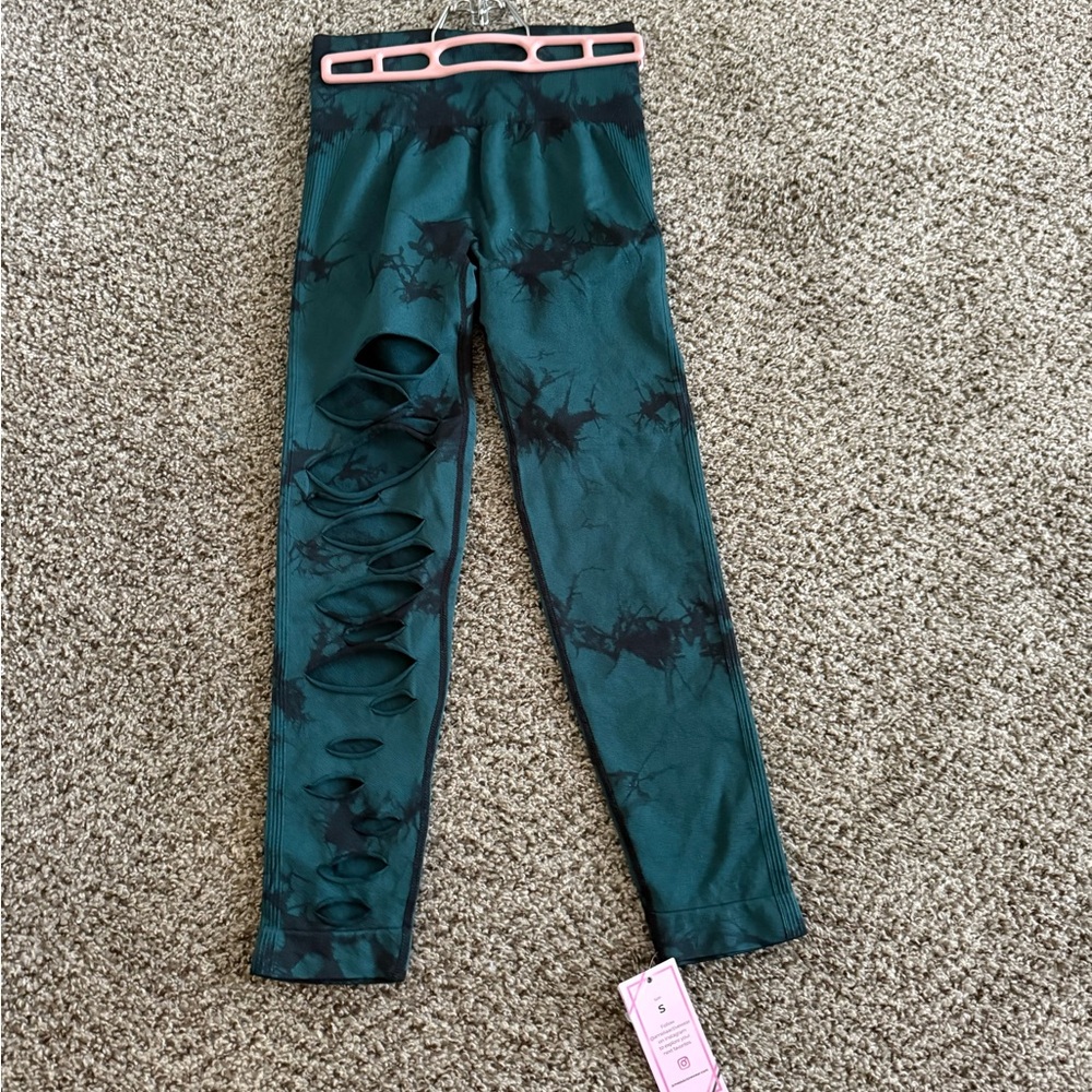 Sleek Green and Black Leggings with Elastic Waistband